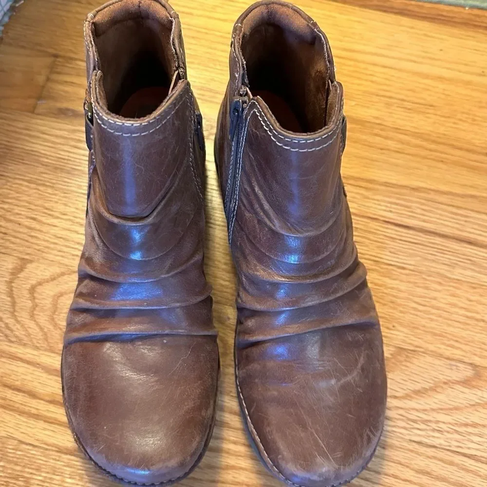 ✨ Clark’s brown leather slip on bootie, side zipper sz 8.
